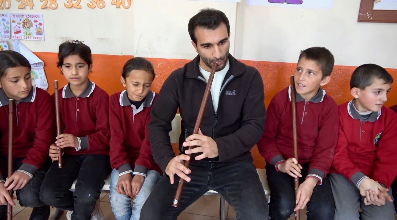 Ağrı’da öğretmenler kırsal bölgelerde öğrencileri müzikle buluşturuyor 7 agrida ogretmenler kirsal bolgelerde ogrencileri muzikle bulusturuyor 3 ESr6FVVp