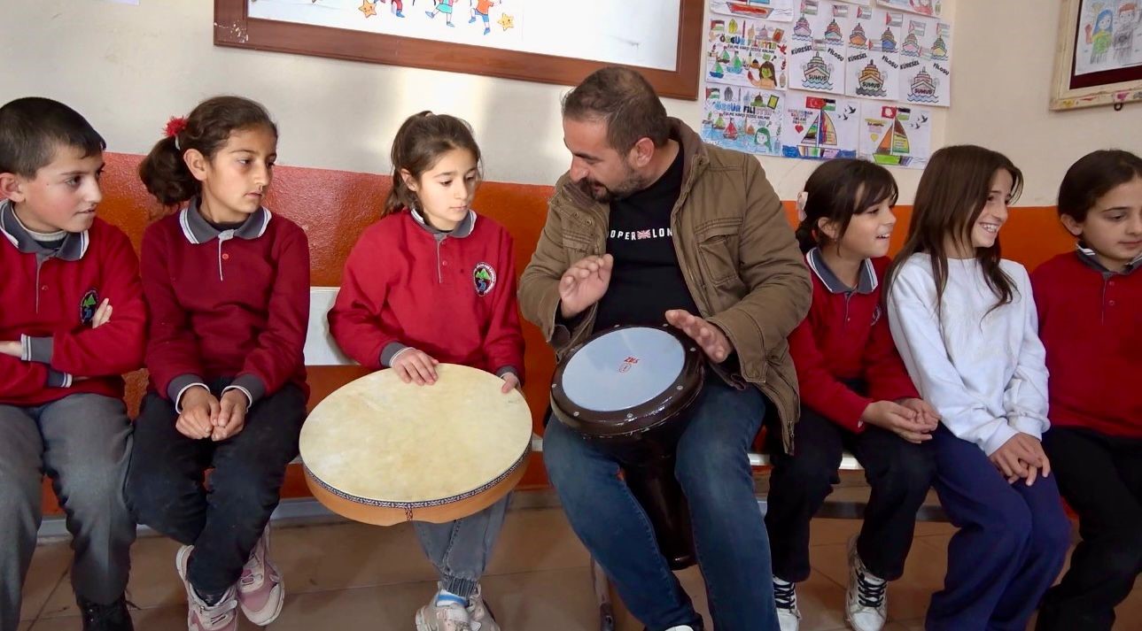 Ağrı’da öğretmenler kırsal bölgelerde öğrencileri müzikle buluşturuyor 8 agrida ogretmenler kirsal bolgelerde ogrencileri muzikle bulusturuyor 4 gFJyBsAt
