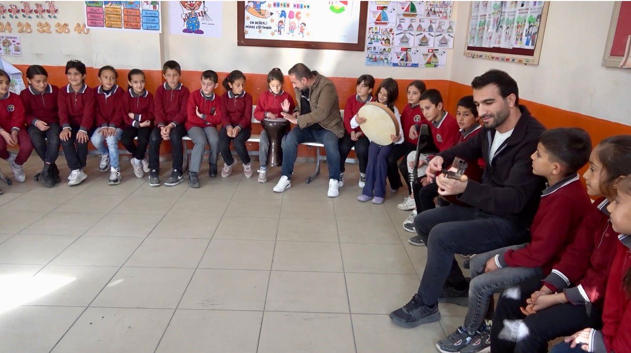 Ağrı’da öğretmenler kırsal bölgelerde öğrencileri müzikle buluşturuyor 9 agrida ogretmenler kirsal bolgelerde ogrencileri muzikle bulusturuyor 5 IYiEaLif