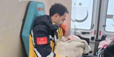 agrida-saglik-ekipleri-evde-doguma-yetisti-1Z9yVqT7.jpg