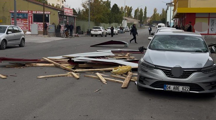 agrida siddetli ruzgar catilari ucurdu 0 ZO7I12sb