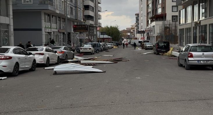 agrida siddetli ruzgar catilari ucurdu 2 BmtaaU3e