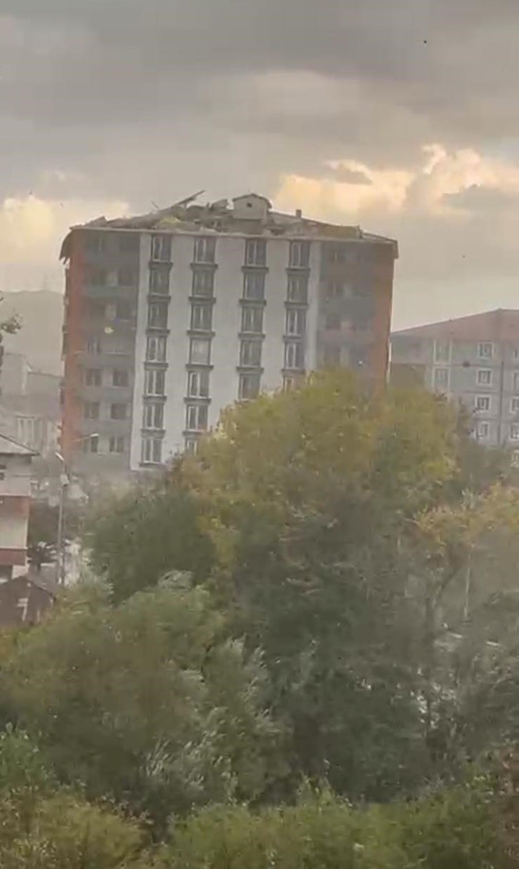agrida siddetli ruzgar catilari ucurdu 3 2DDOYwDy
