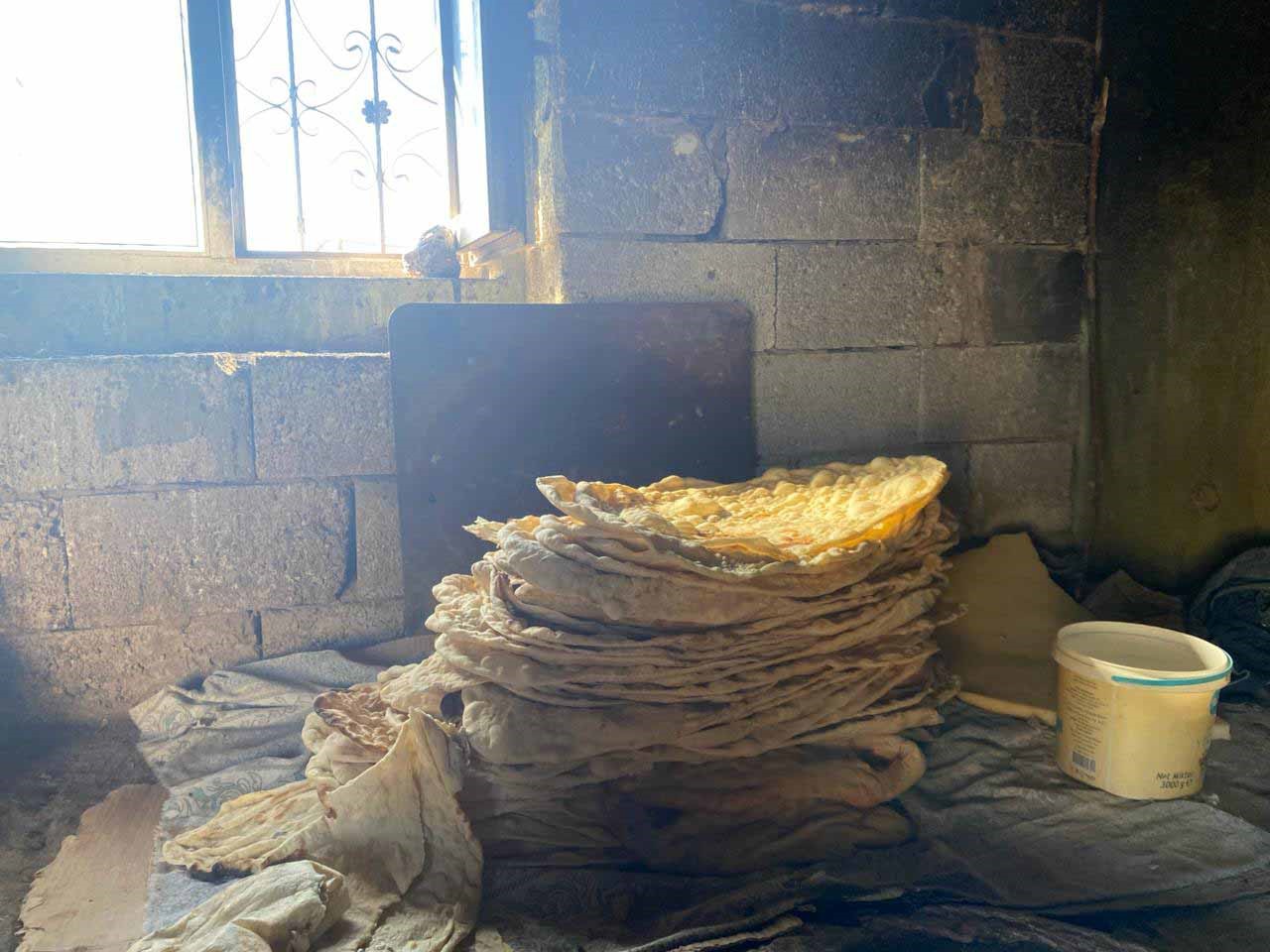 agrida soguklarin baslamasiyla tandirlar kis hazirliklari icin yanmaya basladi 0 gpACbfIP