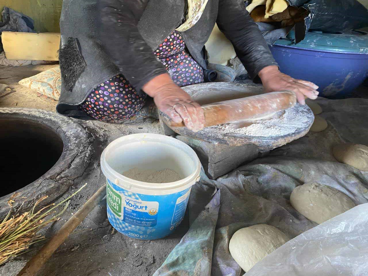 agrida soguklarin baslamasiyla tandirlar kis hazirliklari icin yanmaya basladi 3 qgguZ9kK