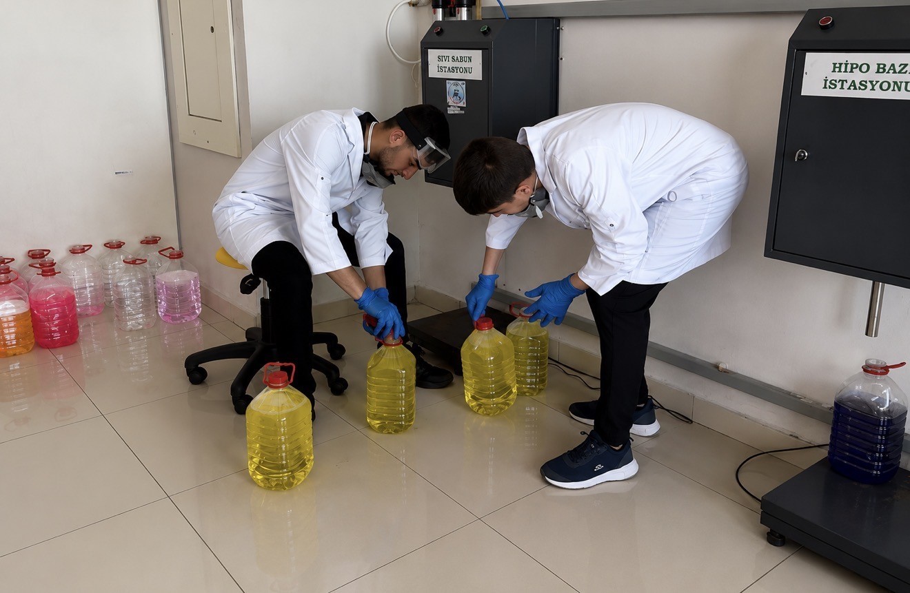 Ağrı’da temizlik ve hijyen ürünleri üreten öğrenciler hem öğreniyor hem kazanıyor 8 agrida temizlik ve hijyen urunleri ureten ogrenciler hem ogreniyor hem kazaniyor 4 h3LJlWnN