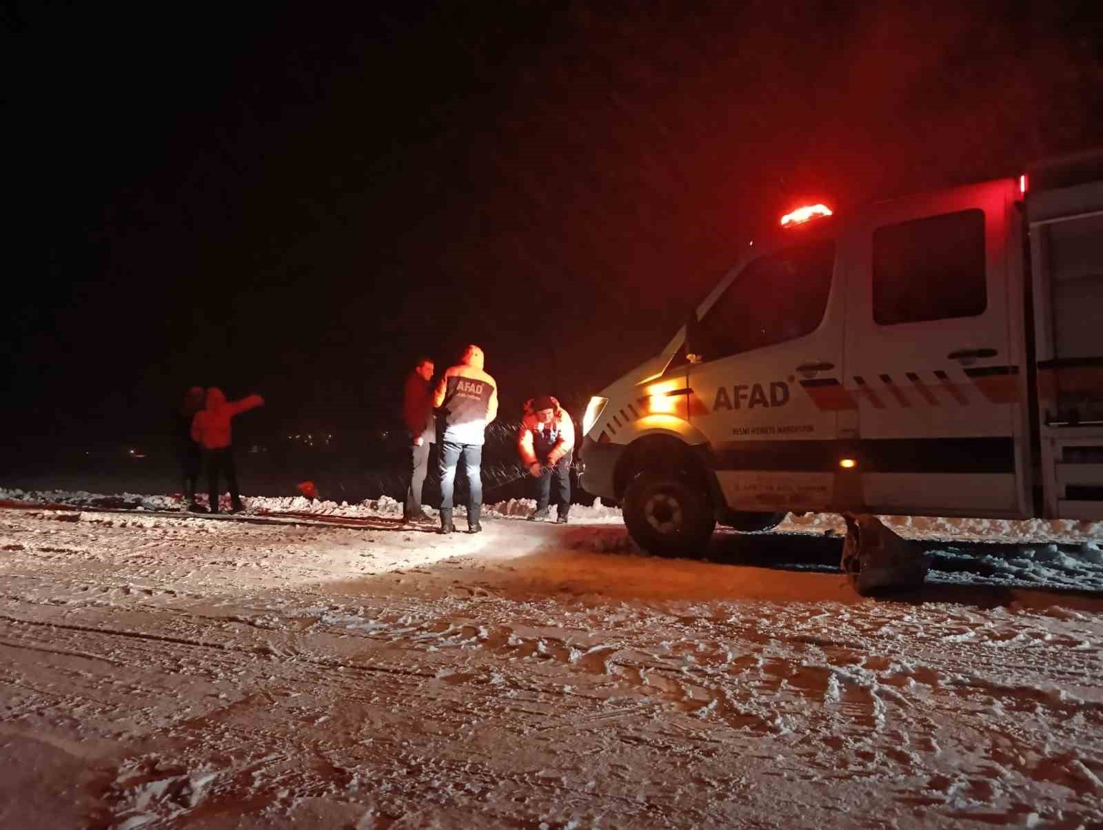agrida tipi nedeniyle sarampole kayan aractaki 2si cocuk 4 kisi kurtarildi 2 dIkz9aDn