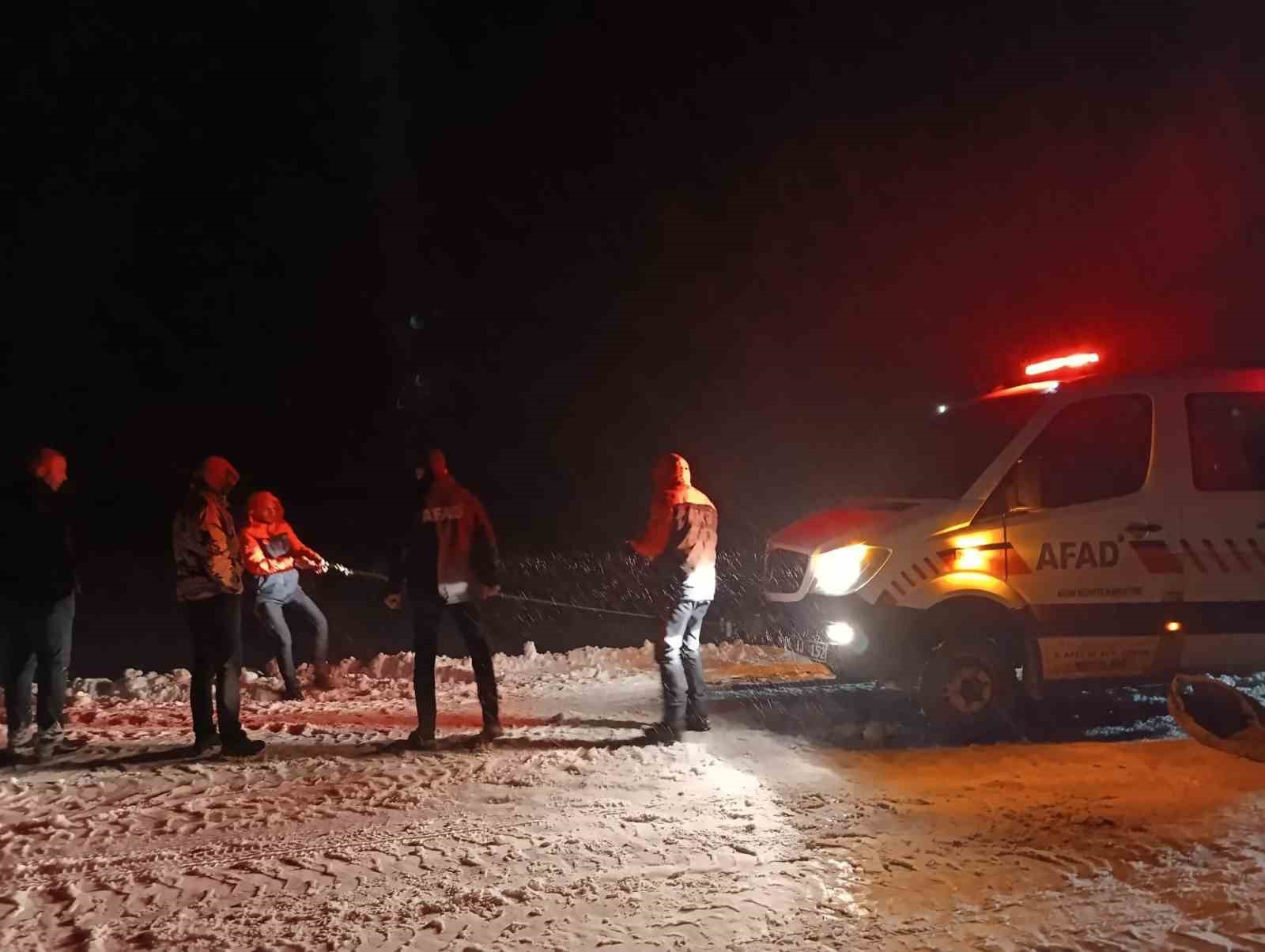 agrida tipi nedeniyle sarampole kayan aractaki 2si cocuk 4 kisi kurtarildi 3 2r5zqURH