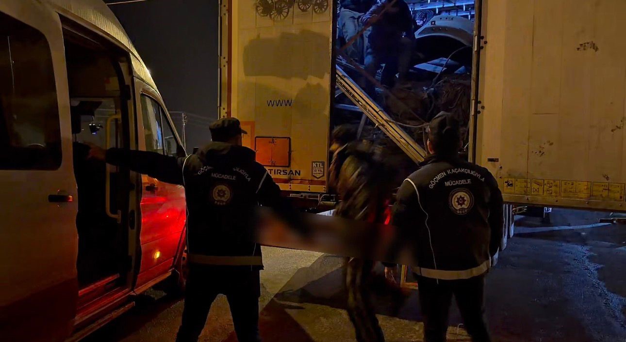 agrida tir dorsesinde 14 duzensiz gocmen yakalandi 0 LqQiLdcc