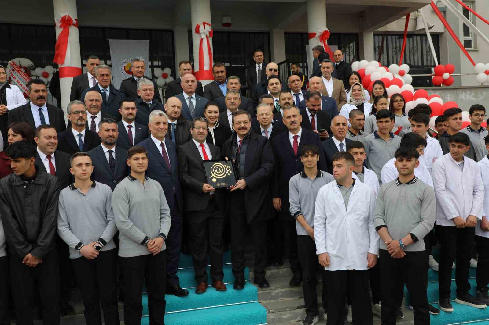 Ağrı’da TOBB Mesleki ve Teknik Anadolu Lisesi açıldı 11 agrida tobb mesleki ve teknik anadolu lisesi acildi 7 5EtdAnAQ
