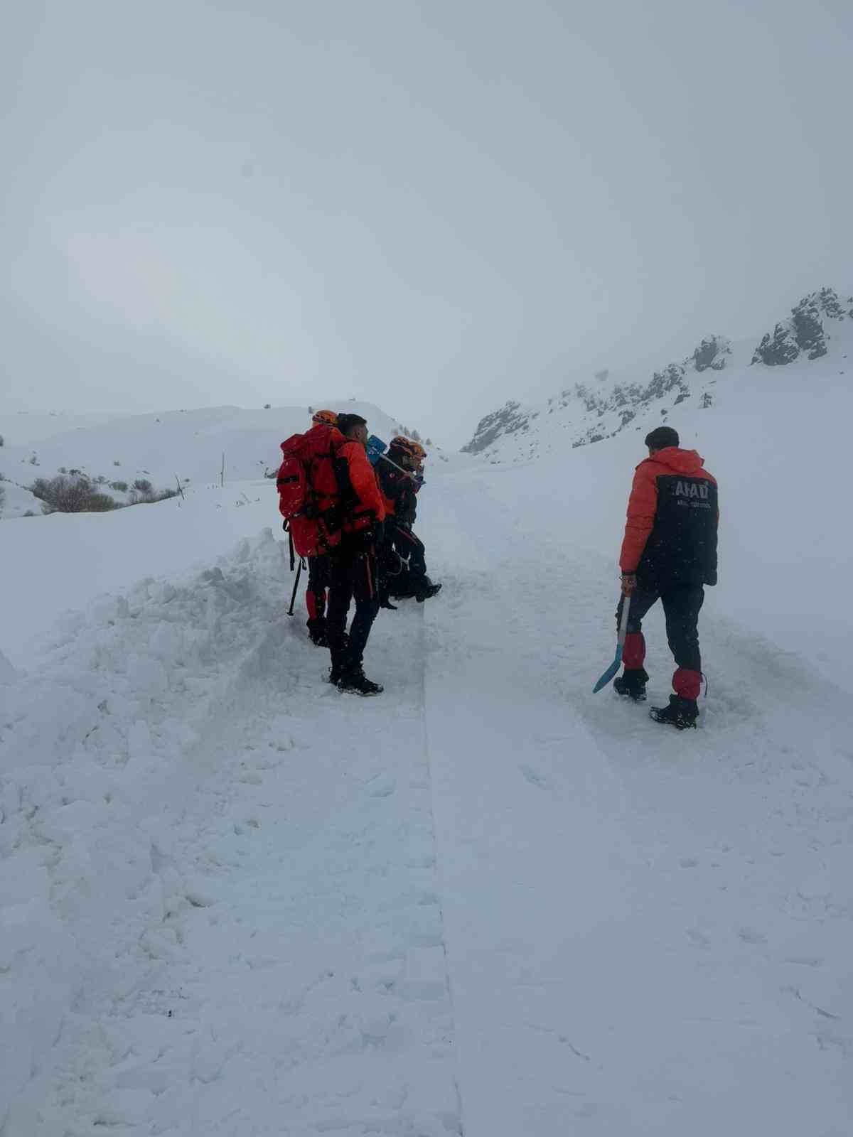 agrida uzerine cig dusen aractaki 4 personel kurtarildi 1 O4gfrQPl