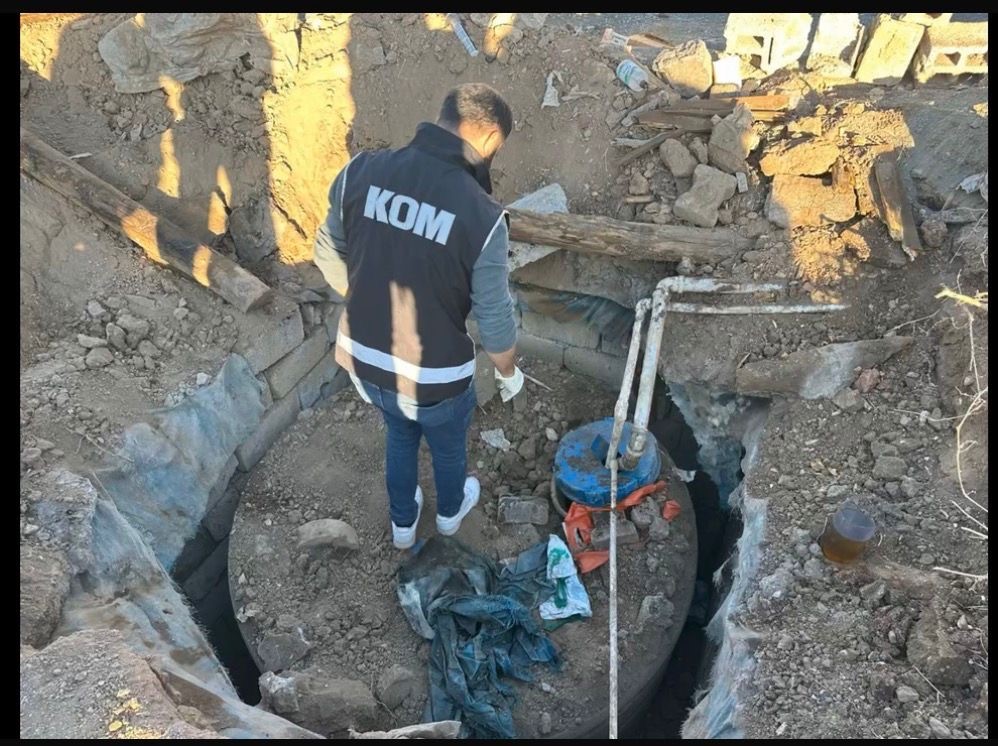 Ağrı’da yer altına gizlenen tanktan 3 bin 562 litre kaçak motorin çıktı 5 agrida yer altina gizlenen tanktan 3 bin 562 litre kacak motorin cikti 1 LYTkAa4w
