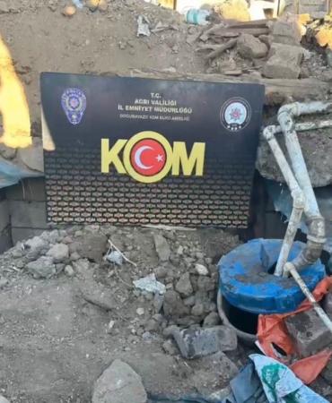 agrida-yer-altina-gizlenen-tanktan-3-bin-562-litre-kacak-motorin-cikti-fA1cnzmU.jpg
