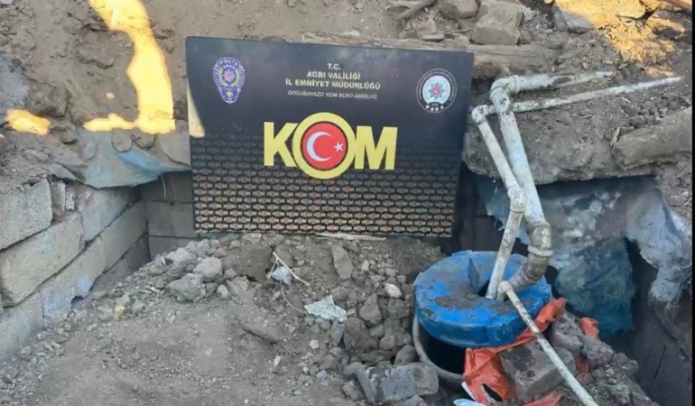 agrida-yer-altina-gizlenen-tanktan-3-bin-562-litre-kacak-motorin-cikti-fA1cnzmU.jpg