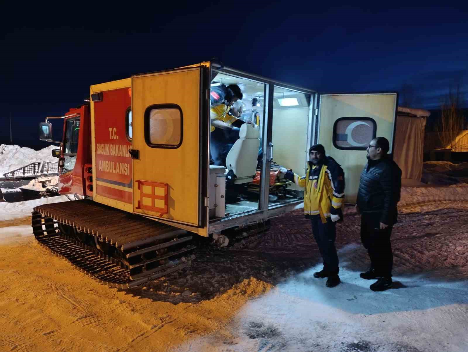 Ağrı’da yolu kapalı köydeki hasta paletli ambulansla hastaneye ulaştırıldı 5 agrida yolu kapali koydeki hasta paletli ambulansla hastaneye ulastirildi 1 ypEBYKJ2