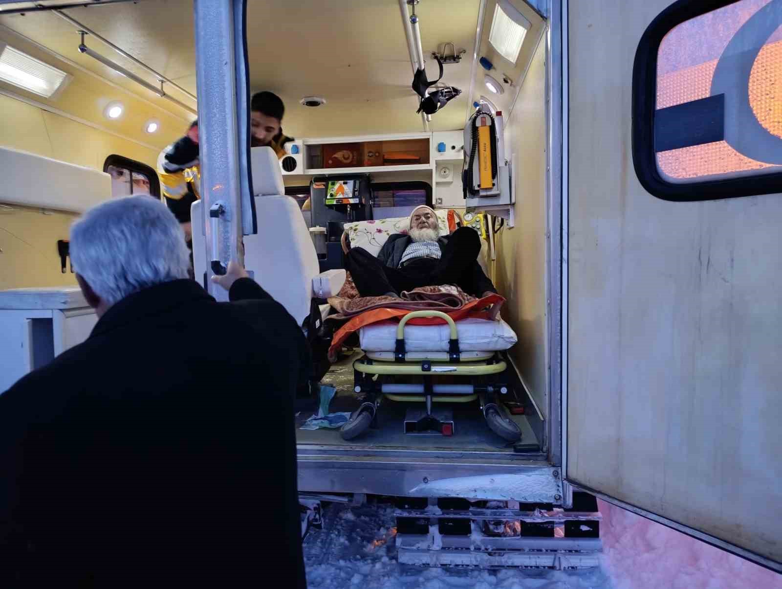 Ağrı’da yolu kapalı köydeki hasta paletli ambulansla hastaneye ulaştırıldı 6 agrida yolu kapali koydeki hasta paletli ambulansla hastaneye ulastirildi 2 bkDJJMmQ
