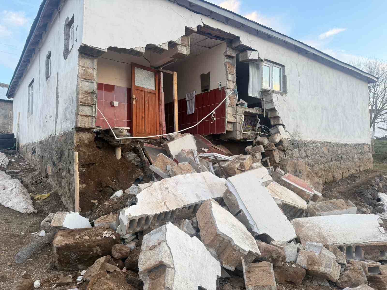 agridaki depremde koylerde bazi yapilarda hasar meydana geldi 1 GVh3Wr8S