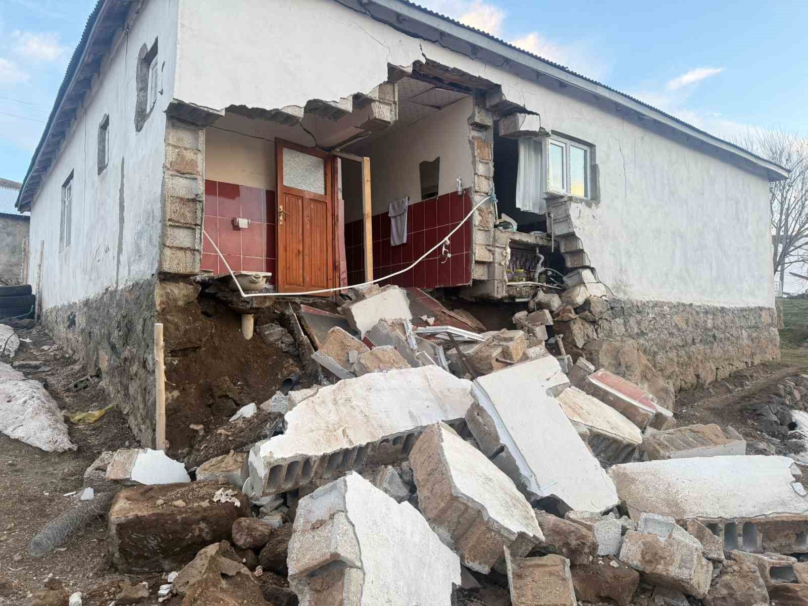 agridaki depremde koylerde bazi yapilarda hasar meydana geldi 2 FD5C7Yv1