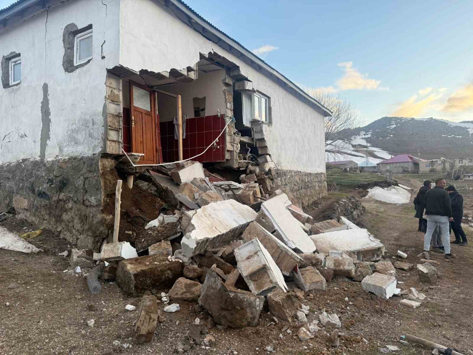 agridaki depremde koylerde bazi yapilarda hasar meydana geldi 3 Y96CFhqk