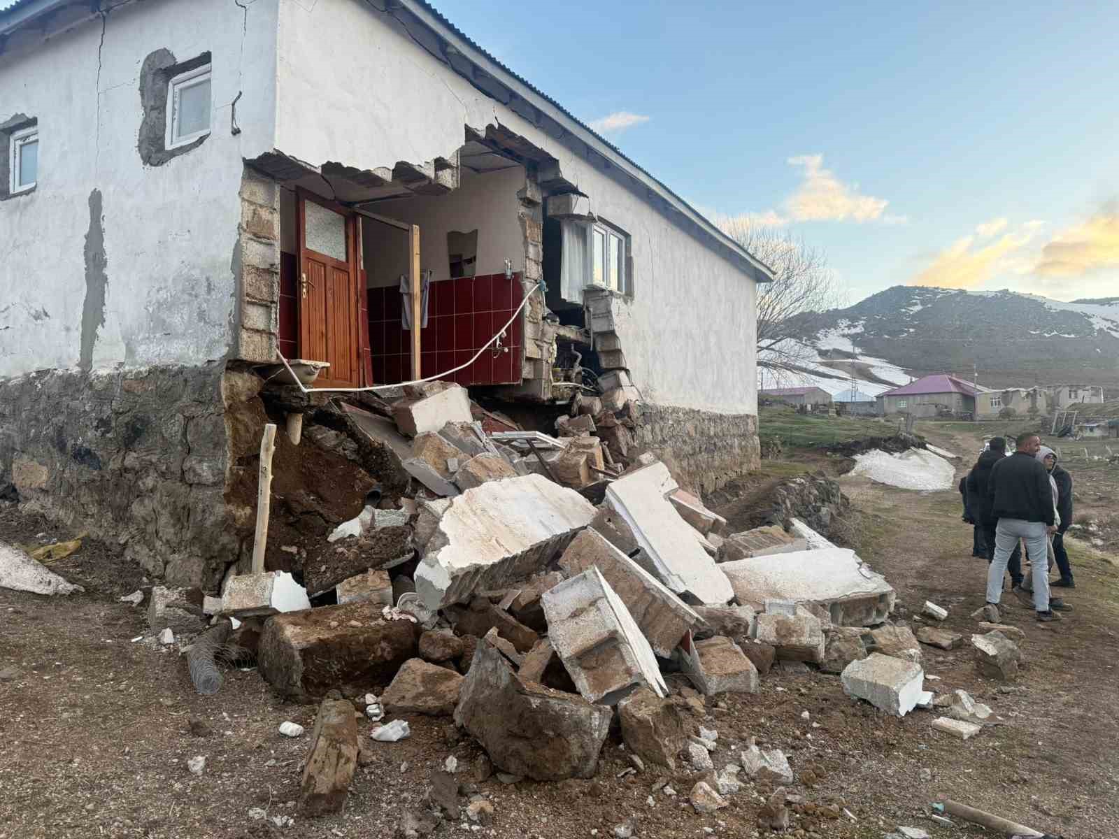agridaki depremde koylerde bazi yapilarda hasar meydana geldi 5 2vDNRINJ