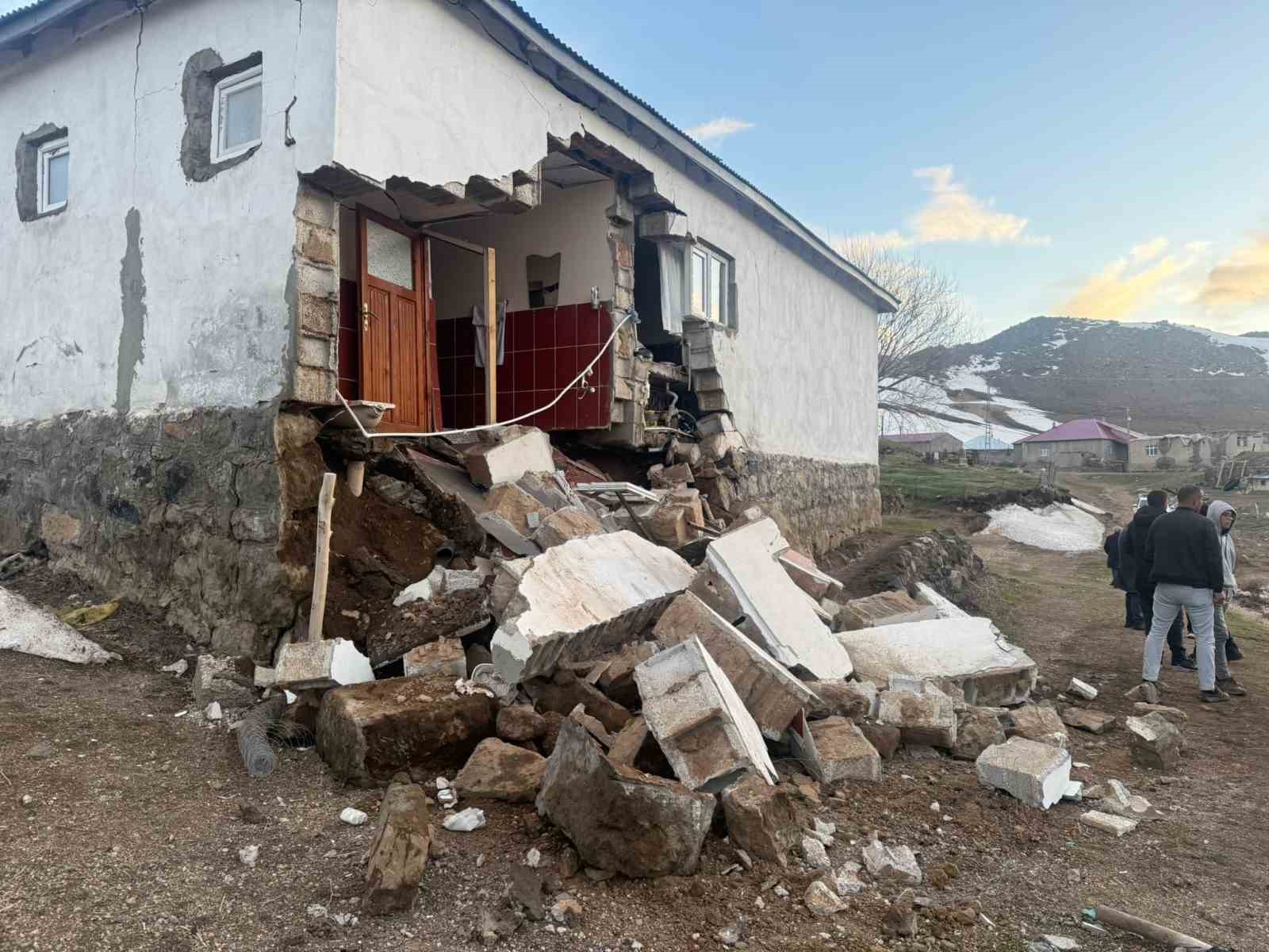 agridaki depremde koylerde bazi yapilarda hasar meydana geldi 6 cmIpzjvZ