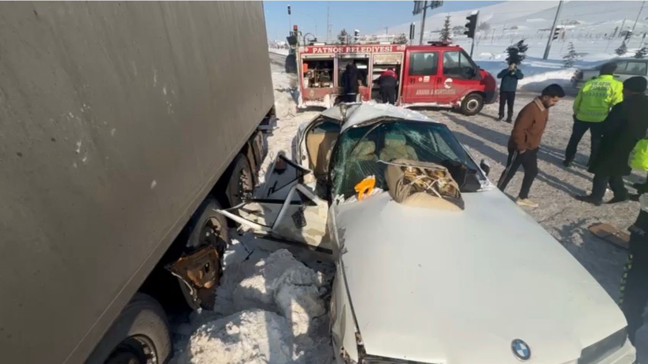agrinin patnos ilcesinde trafik kazasi 1i agir 2 yarali 0 MfmERP7u