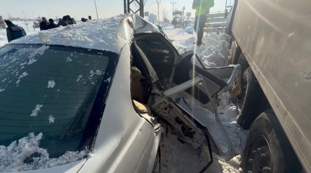 agrinin patnos ilcesinde trafik kazasi 1i agir 2 yarali 1 LcpyKD7Z