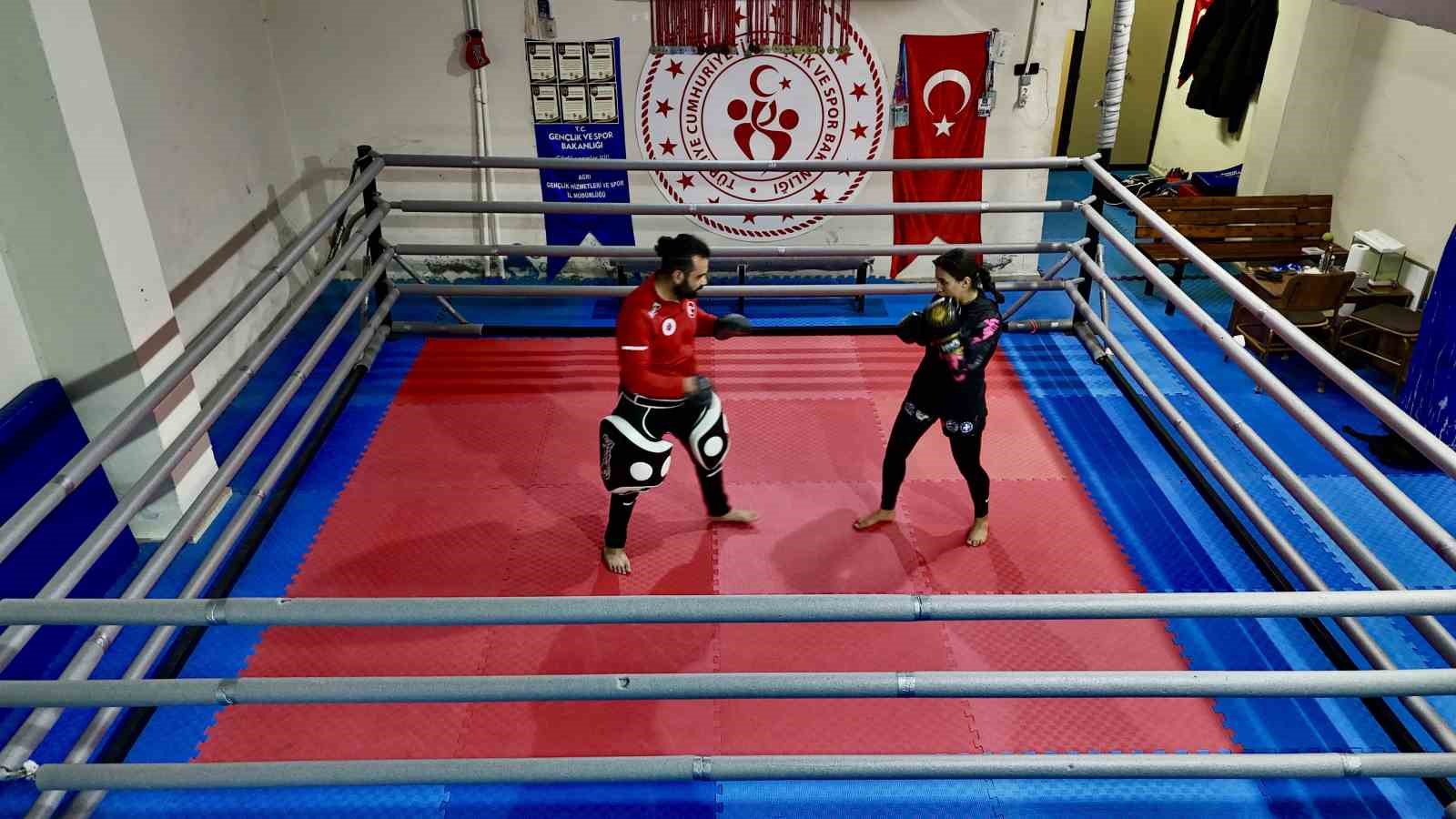 agrinin tek kadin kickbokscusu sibel oruc turkiye ve dunya sampiyonluklariyla genc kizlara ilham veriyor Q54yIBSm