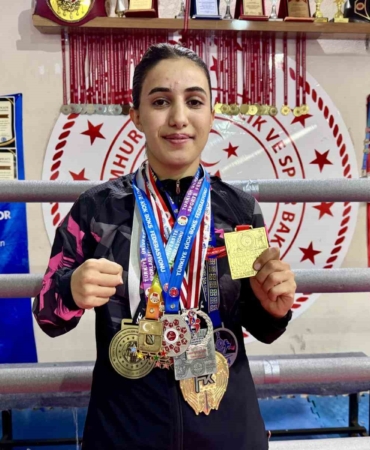 agrinin-tek-kadin-kickbokscusu-sibel-oruc-turkiye-ve-dunya-sampiyonluklariyla-genc-kizlara-ilham-veriyor-nYDpsRL8.jpg