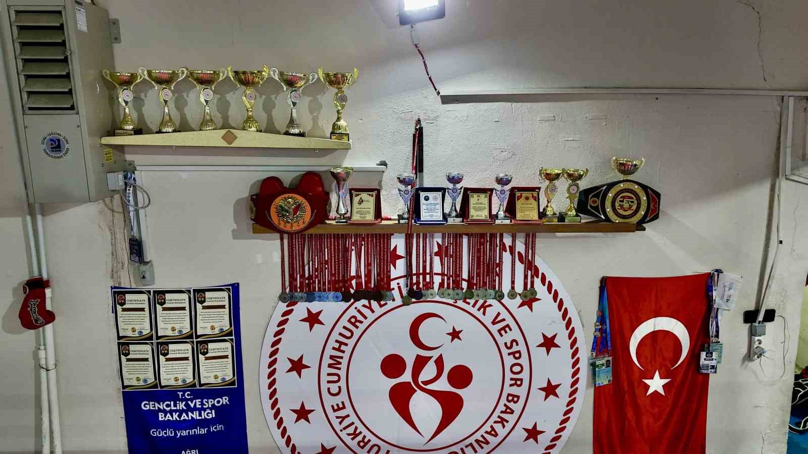 agrinin tek kadin kickbokscusu sibel oruc turkiye ve dunya sampiyonluklariyla genc kizlara ilham veriyor
