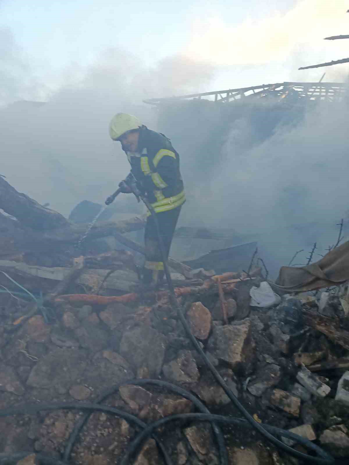 ahirda baslayan yangin iki eve sicradi 1