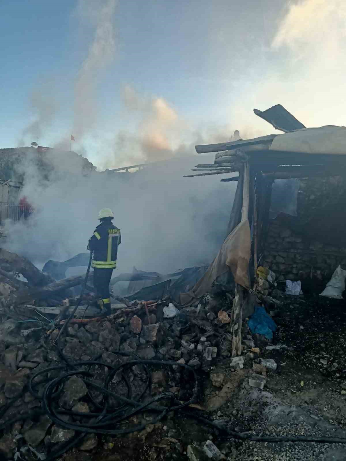 ahirda baslayan yangin iki eve sicradi 2 7GmpM3rb