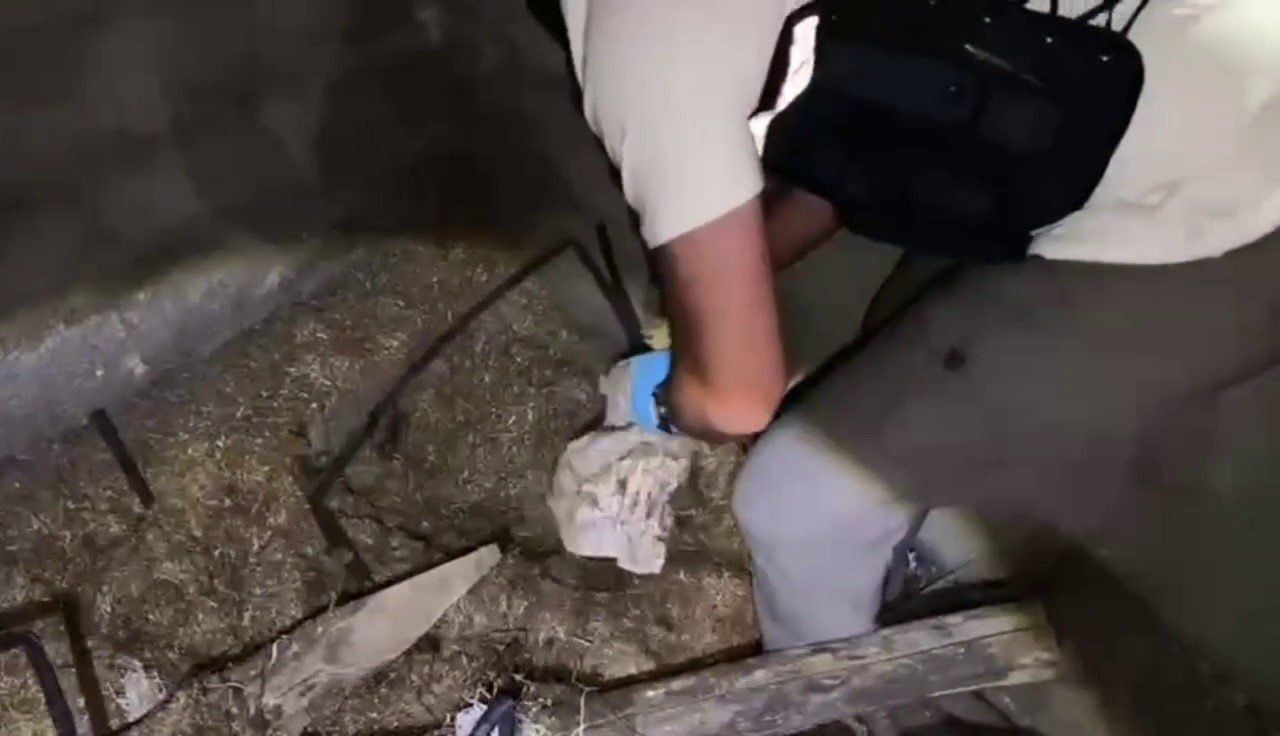 ahirda saman icinde sakli 2 kilo uyusturucu ele gecirildi 2