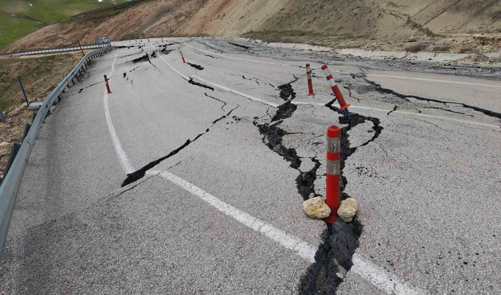 ahlat malazgirt yolunda korkutan kayma 0