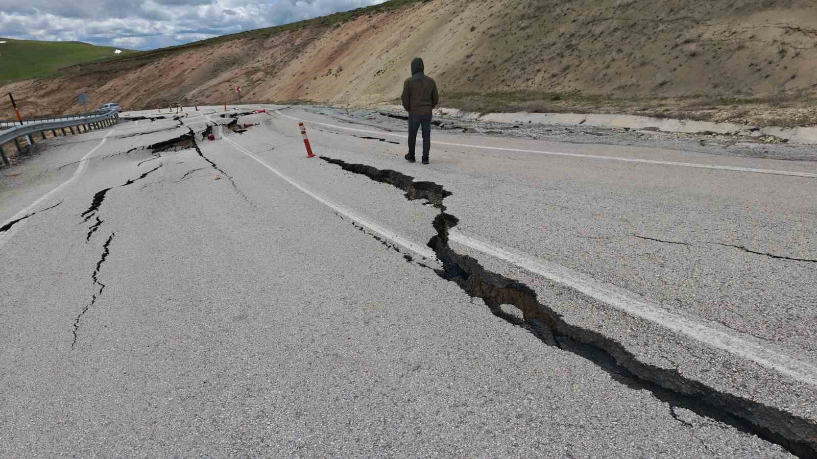 ahlat malazgirt yolunda korkutan kayma 1 XEFlqgJD