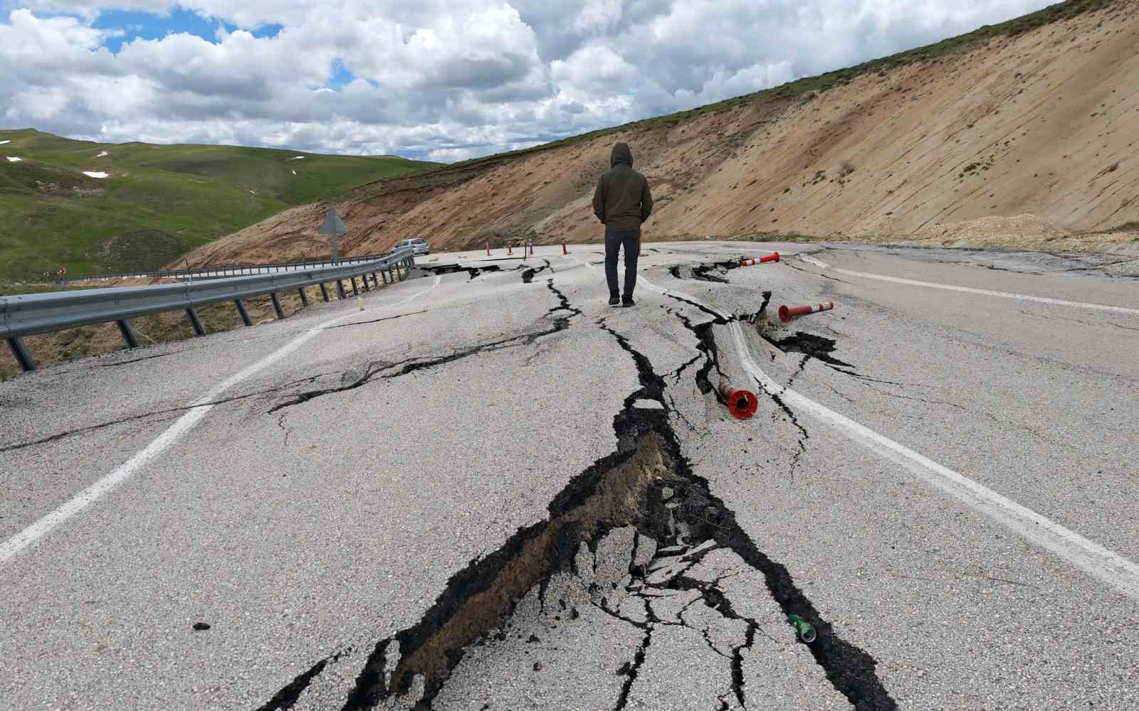 ahlat malazgirt yolunda korkutan kayma 2 C3CWpEsA