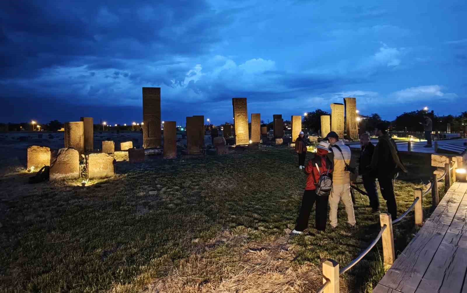 ahlat selcuklu meydan mezarliginda gece muzeciligine yogun ilgi 0