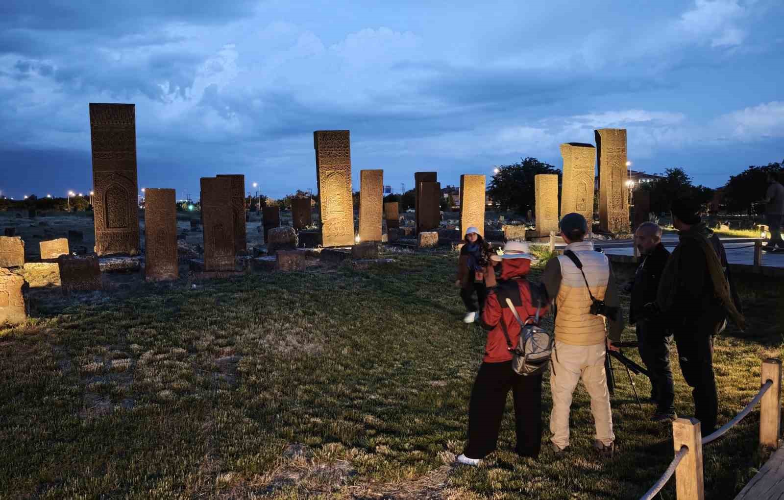 ahlat selcuklu meydan mezarliginda gece muzeciligine yogun ilgi 1 ZXPjEajC