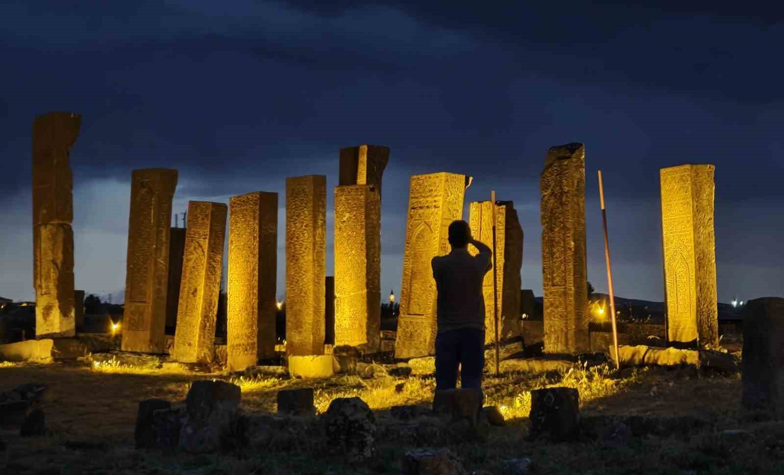 ahlat selcuklu meydan mezarliginda gece muzeciligine yogun ilgi 2 mYWXKOuI