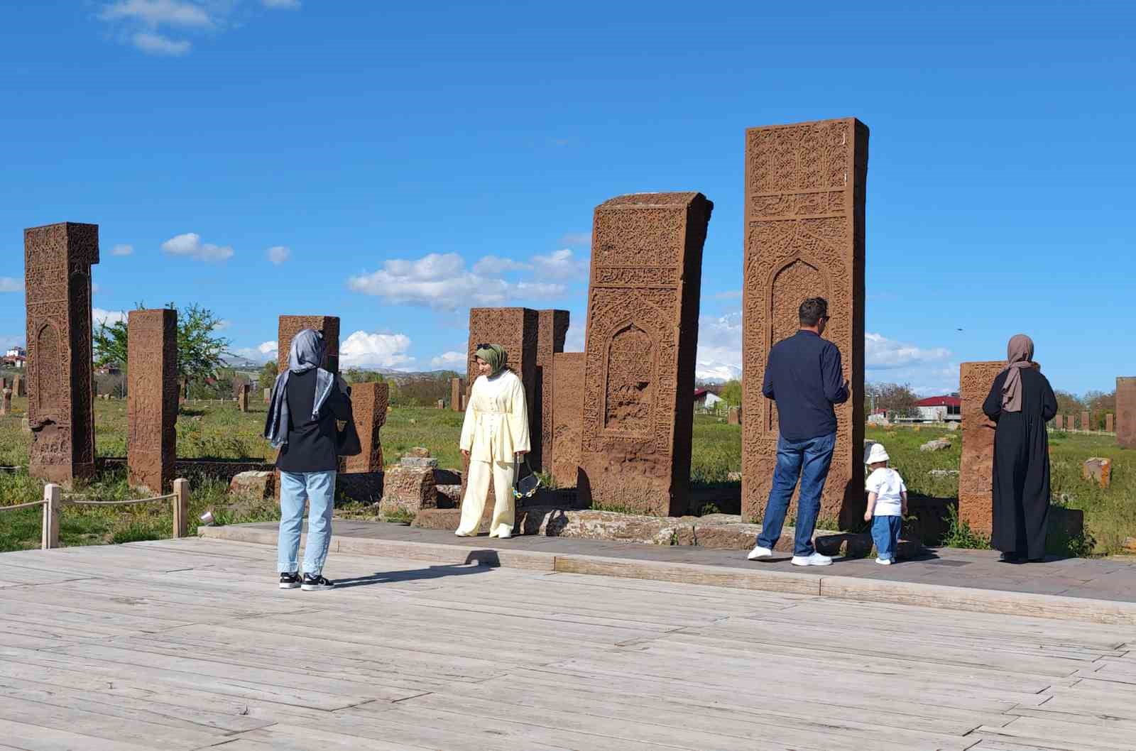 ahlat selcuklu mezarliginda kurban bayrami yogunlugu 1 rq4FHl9Z
