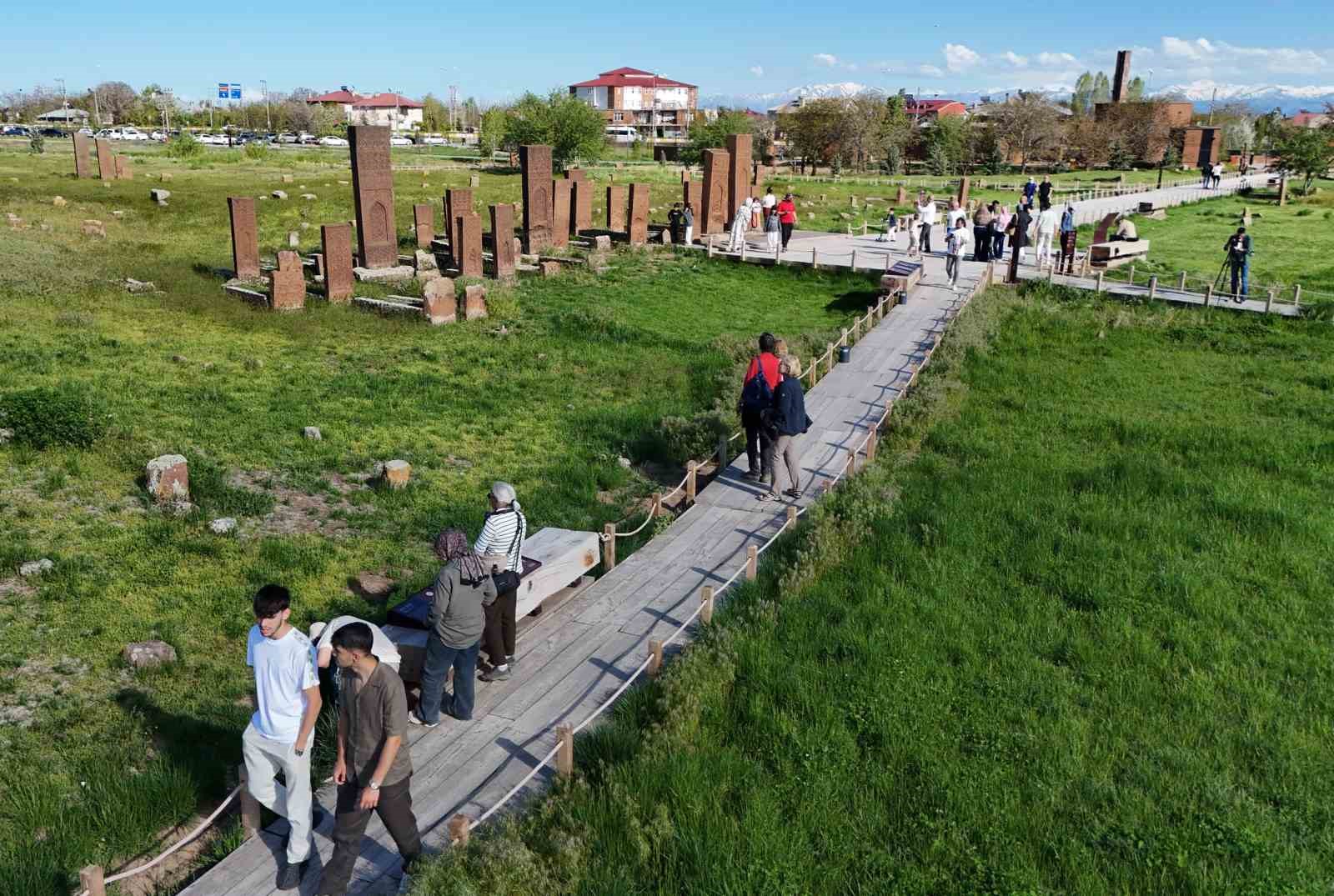 ahlat selcuklu mezarliginda kurban bayrami yogunlugu 2 yvfKrQ98