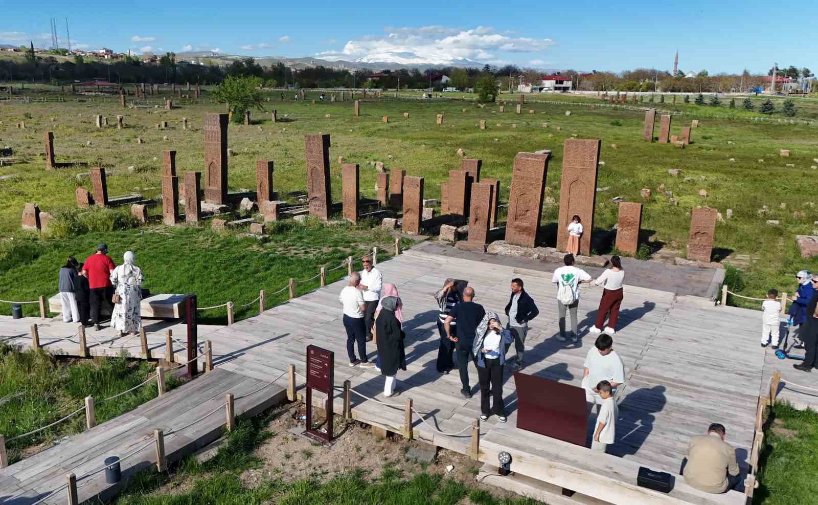 ahlat selcuklu mezarliginda kurban bayrami yogunlugu 3 utT1gnnd