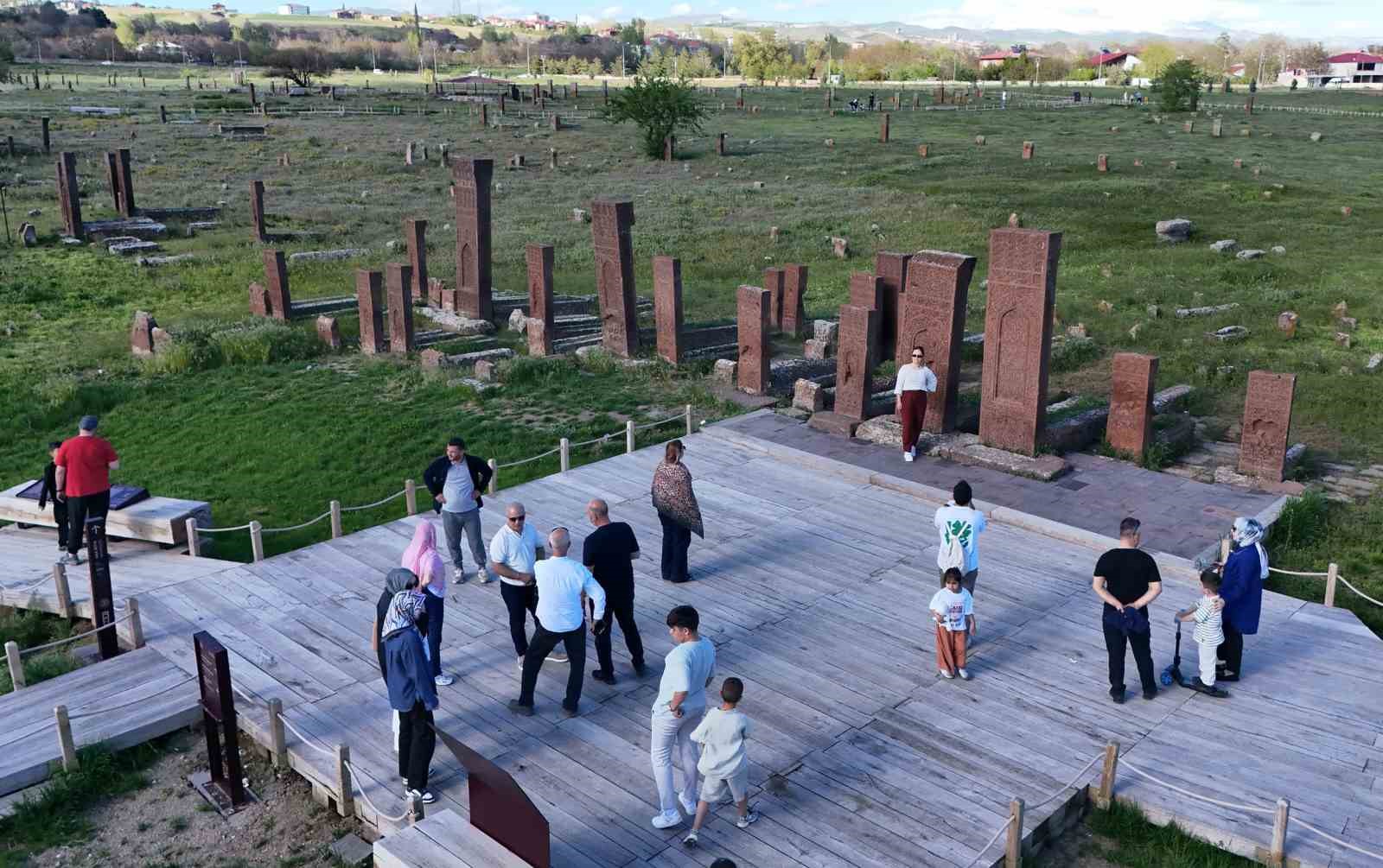 ahlat selcuklu mezarliginda kurban bayrami yogunlugu 4 zDuZ3ptg