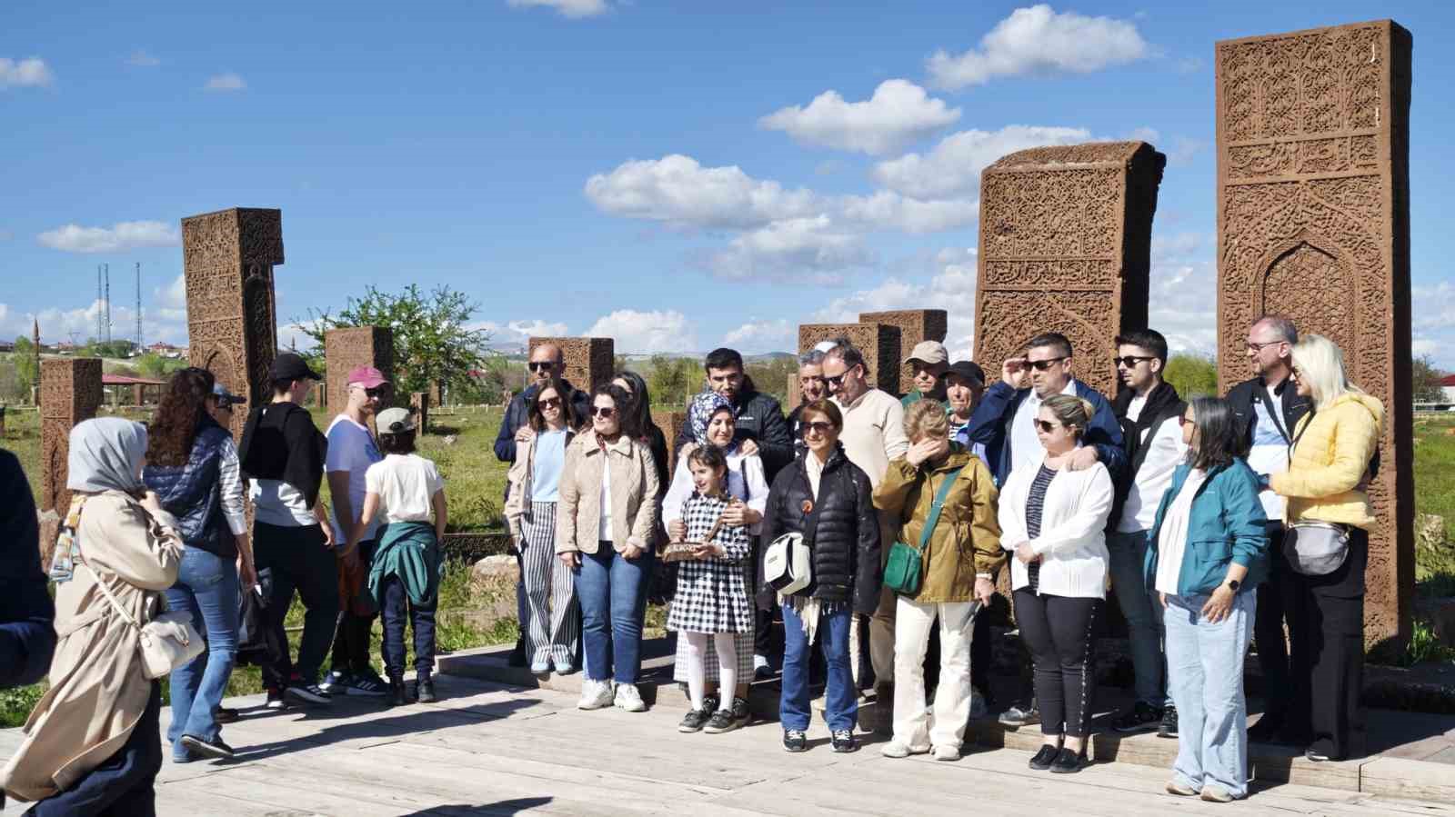 ahlat selcuklu mezarliginda kurban bayrami yogunlugu 5 yrau1tkV