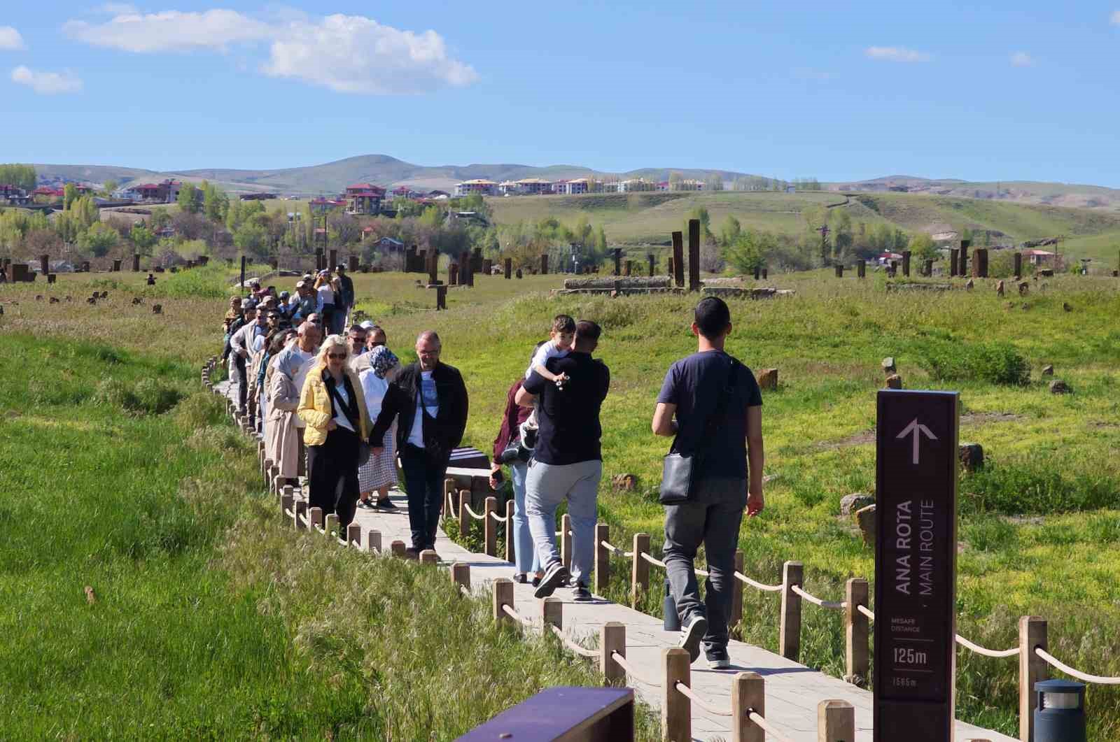 ahlat selcuklu mezarliginda kurban bayrami yogunlugu 6 DLIRCiM3