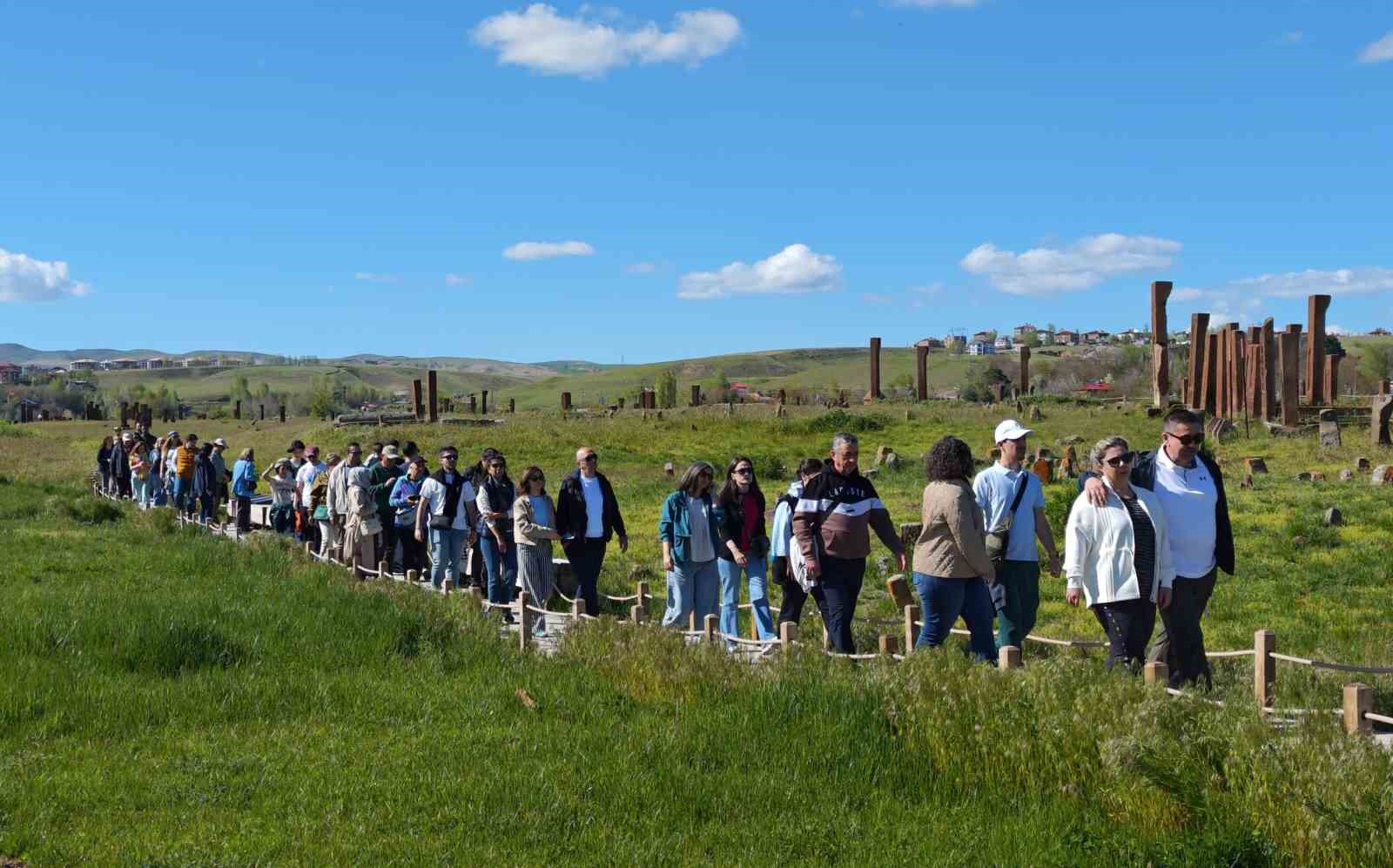 ahlat selcuklu mezarliginda kurban bayrami yogunlugu 7