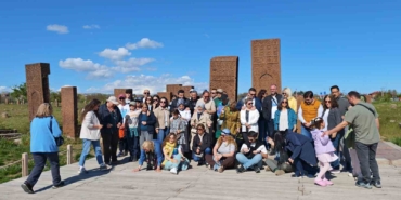 ahlat-selcuklu-mezarliginda-kurban-bayrami-yogunlugu-ydia3OPT.jpg