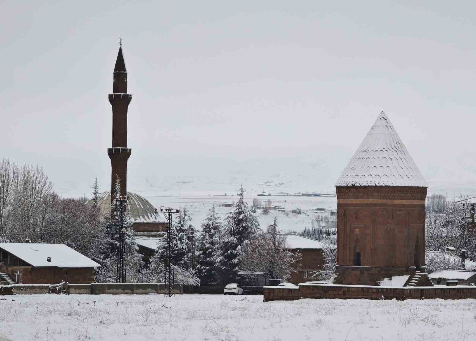 ahlatin tarihi mekanlarinda kar guzelligi 2 JZccVP7Z