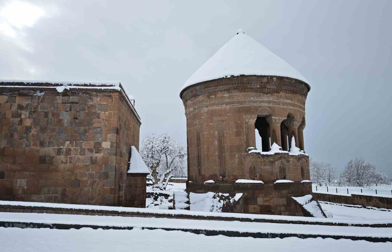 ahlatin tarihi mekanlarinda kar guzelligi 4