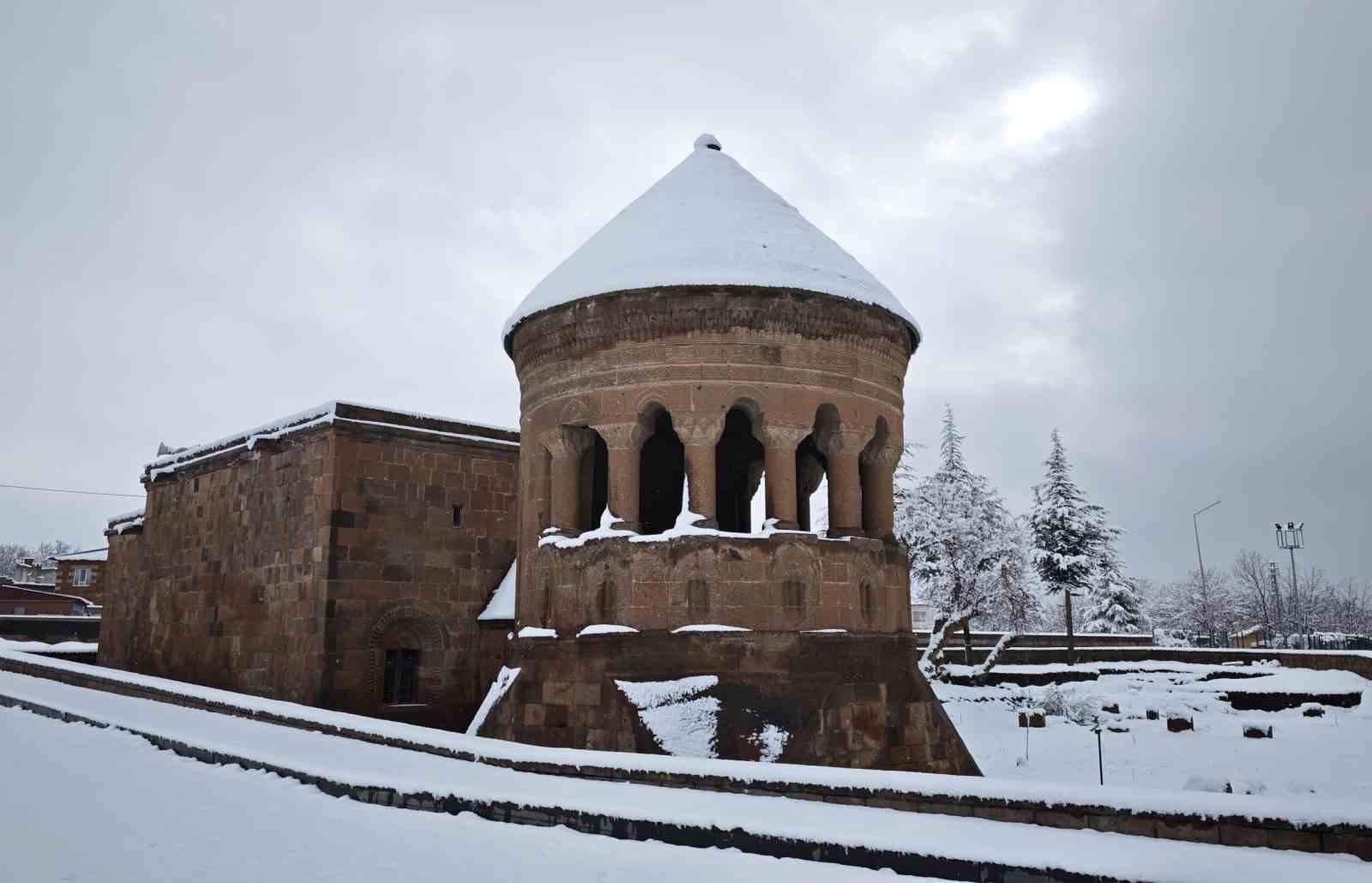 ahlatin tarihi mekanlarinda kar guzelligi 5 2ammFEJ3